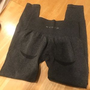 NVGTN leggings size medium - Black Speckled